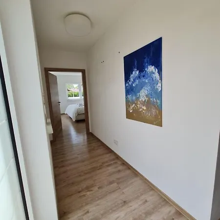 Private In Neubau Familienhaus 홈스테이