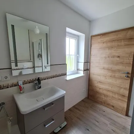 Private In Neubau Familienhaus 홈스테이