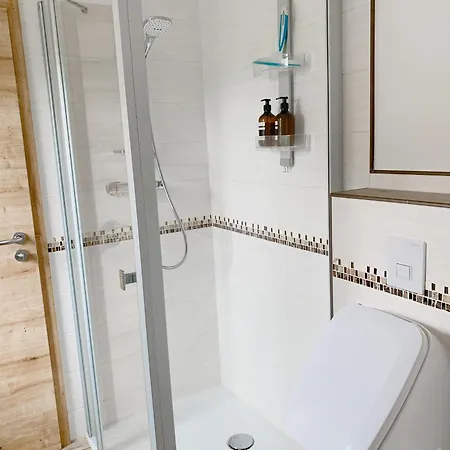 Private In Neubau Familienhaus 홈스테이 알스펠트